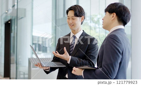 ロビーで打ち合わせをするビジネスマン ロビーで打ち合わせをするビジネスマン 121779923