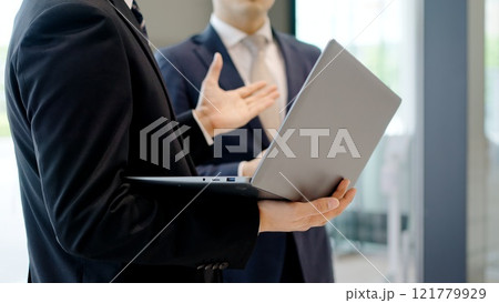 ロビーで打ち合わせをするビジネスマン ロビーで打ち合わせをするビジネスマン 121779929