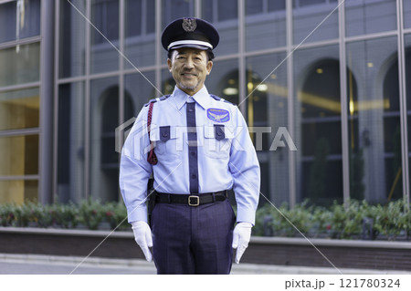 ミドルエイジの男性警備員　撮影協力：学校法人電波学園　東京電子専門学校 121780324