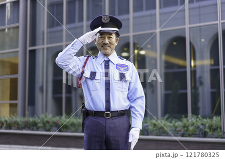 ミドルエイジの男性警備員 撮影協力:学校法人電波学園 東京電子専門学校 ミドルエイジの男性警備員 撮影協力:学校法人電波学園 東京電子専門学校 121780325