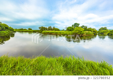 【北海道_釧路湿原】湿原を流れる釧路川 7月 121780352