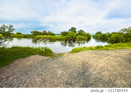 【北海道_釧路湿原】湿原を流れる釧路川 7月 121780354