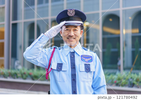 敬礼するミドルエイジの男性警備員 撮影協力:学校法人電波学園 東京電子専門学校 敬礼するミドルエイジの男性警備員 撮影協力:学校法人電波学園 東京電子専門学校 121780492