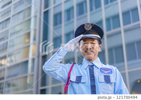 敬礼するミドルエイジの男性警備員　撮影協力：学校法人電波学園　東京電子専門学校 121780494