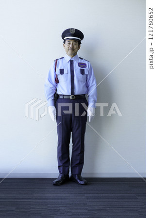 白背景のミドルエイジの男性警備員の全身 縦位置 撮影協力:学校法人電波学園 東京電子専門学校 白背景のミドルエイジの男性警備員の全身 縦位置 撮影協力:学校法人電波学園 東京電子専門学校 121780652