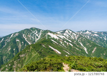 山形県の大朝日岳の山頂 山形県の大朝日岳の山頂 121780748