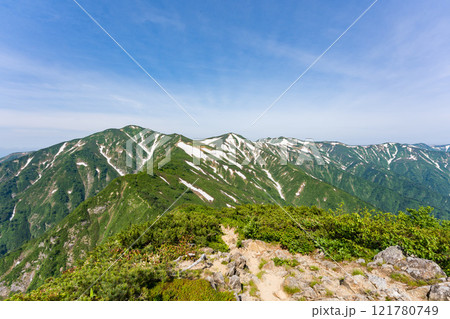 山形県の大朝日岳の山頂 121780749
