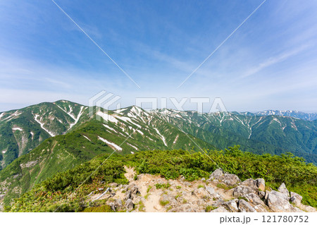 山形県の大朝日岳の山頂 山形県の大朝日岳の山頂 121780752