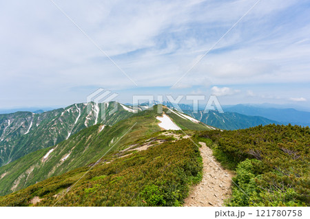 山形県の大朝日岳の山頂 山形県の大朝日岳の山頂 121780758