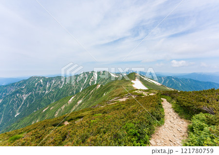 山形県の大朝日岳の山頂 山形県の大朝日岳の山頂 121780759