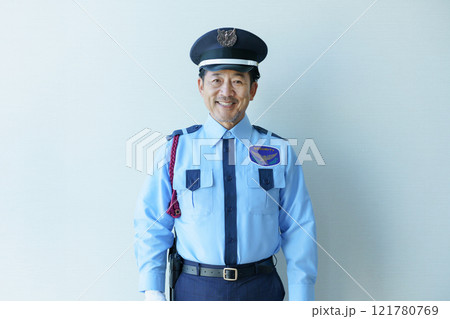 白背景のミドルエイジの男性警備員　撮影協力：学校法人電波学園　東京電子専門学校 121780769