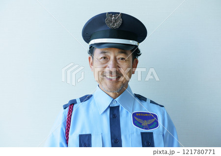白背景のミドルエイジの男性警備員　撮影協力：学校法人電波学園　東京電子専門学校 121780771