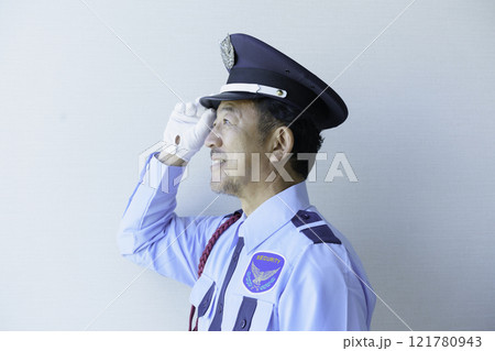 白背景のミドルエイジの男性警備員の横顔　撮影協力：学校法人電波学園　東京電子専門学校 121780943