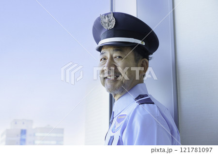 窓の外を見るミドルエイジの男性警備員 撮影協力:学校法人電波学園 東京電子専門学校 窓の外を見るミドルエイジの男性警備員 撮影協力:学校法人電波学園 東京電子専門学校 121781097