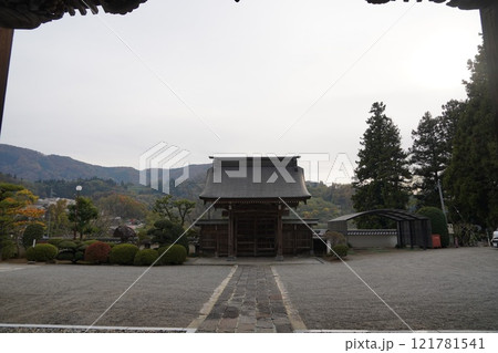 曹宗寶洞鏡山源真寺、国道19号線の山側に聳える大きなお寺です。静かな環境で、ここのお寺の彫り物は素晴 曹宗寶洞鏡山源真寺、国道19号線の山側に聳える大きなお寺です。静かな環境で、ここのお寺の彫り物は素晴 121781541