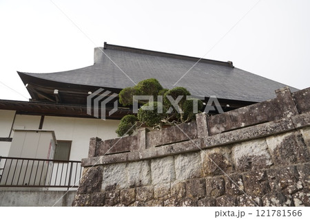 曹宗寶洞鏡山源真寺、国道19号線の山側に聳える大きなお寺です。静かな環境で、ここのお寺の彫り物は素晴 曹宗寶洞鏡山源真寺、国道19号線の山側に聳える大きなお寺です。静かな環境で、ここのお寺の彫り物は素晴 121781566