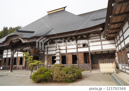 曹宗寶洞鏡山源真寺、国道19号線の山側に聳える大きなお寺です。静かな環境で、ここのお寺の彫り物は素晴 曹宗寶洞鏡山源真寺、国道19号線の山側に聳える大きなお寺です。静かな環境で、ここのお寺の彫り物は素晴 121781568