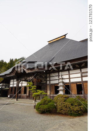 曹宗寶洞鏡山源真寺、国道19号線の山側に聳える大きなお寺です。静かな環境で、ここのお寺の彫り物は素晴 121781570