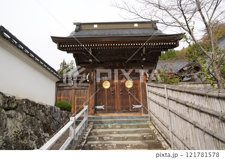 曹宗寶洞鏡山源真寺、国道19号線の山側に聳える大きなお寺です。静かな環境で、ここのお寺の彫り物は素晴 121781578