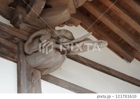 曹宗寶洞鏡山源真寺、国道19号線の山側に聳える大きなお寺です。静かな環境で、ここのお寺の彫り物は素晴 曹宗寶洞鏡山源真寺、国道19号線の山側に聳える大きなお寺です。静かな環境で、ここのお寺の彫り物は素晴 121781610