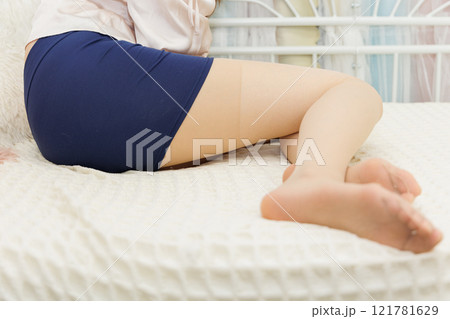 光沢パンストをはいた女性の美脚 121781629