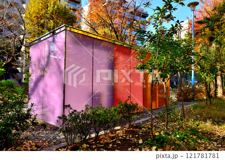 渋谷区　代々木深町小公園トイレ　秋の風景 121781781