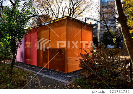 渋谷区　代々木深町小公園トイレ　秋の風景 121781783