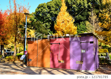 渋谷区　代々木深町小公園トイレ　秋の風景 121781785