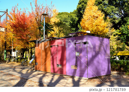 渋谷区　代々木深町小公園トイレ　秋の風景 121781789