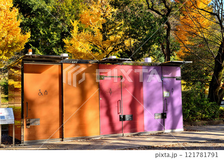 渋谷区　代々木深町小公園トイレ　秋の風景 121781791