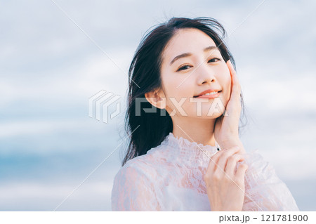 青空背景ののビューティーイメージ 121781900