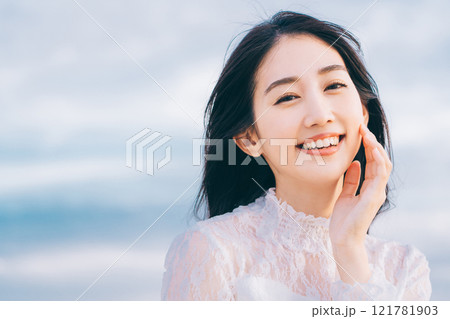 青空背景ののビューティーイメージ 121781903