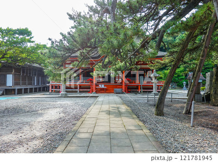 朱に彩られた優美な日御碕神社(鳥取県出雲市) 朱に彩られた優美な日御碕神社(鳥取県出雲市) 121781945
