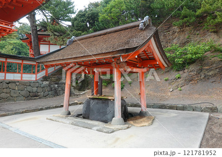朱に彩られた優美な日御碕神社（鳥取県出雲市） 121781952