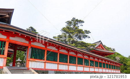 朱に彩られた優美な日御碕神社（鳥取県出雲市） 121781953