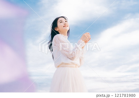 青空背景の女性ポートレート 青空背景の女性ポートレート 121781980