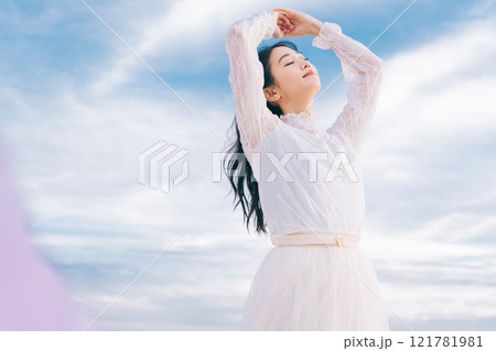 青空背景の女性ポートレート 青空背景の女性ポートレート 121781981