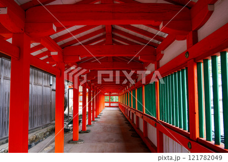 朱に彩られた優美な日御碕神社（鳥取県出雲市） 121782049