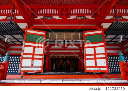 朱に彩られた優美な日御碕神社(鳥取県出雲市) 朱に彩られた優美な日御碕神社(鳥取県出雲市) 121782050