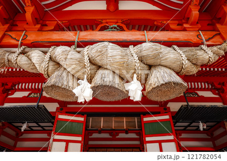 朱に彩られた優美な日御碕神社(鳥取県出雲市) 朱に彩られた優美な日御碕神社(鳥取県出雲市) 121782054
