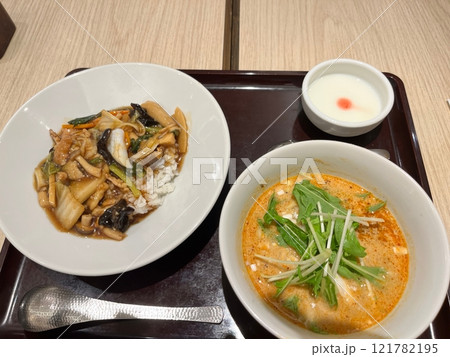 担々麺と中華丼 担々麺と中華丼 121782195
