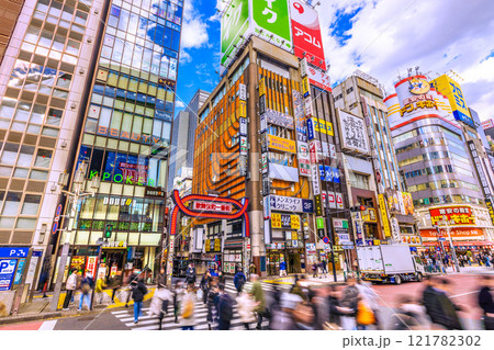 日本の東京都市景観 1月。昼間も賑わう新宿の歌舞伎町などを望む。新時代に幸あれ＝令和7年1月8日 121782302