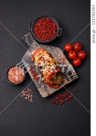 Rings of eggplant, tomato and zucchini with pieces of chicken and garlic 121782367