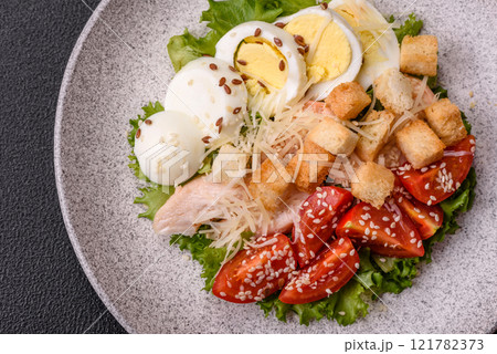 Delicious fresh salad with lettuce, croutons, chicken fillet, tomatoes and egg 121782373