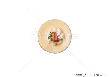 Sweet cheesecake tart with strawberries and mascarpone 121783297