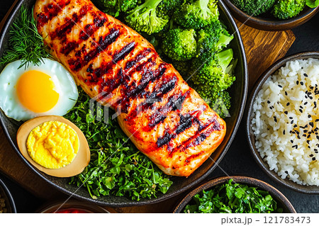 A plate with a healthy vegetarian food dish and vitamin-rich, low-calorie food. 121783473