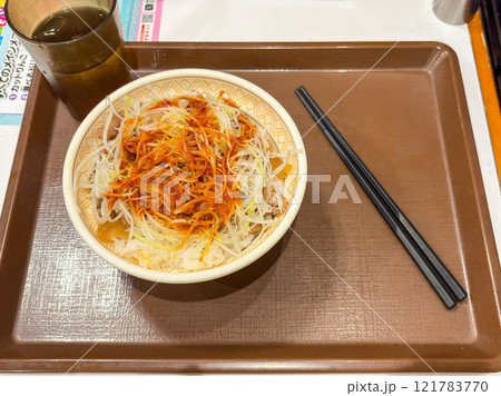 牛丼チェーン店のピリ辛白髪ネギ牛丼 牛丼チェーン店のピリ辛白髪ネギ牛丼 121783770