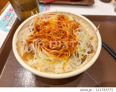 ピリ辛白髪ネギ牛丼クローズアップ ピリ辛白髪ネギ牛丼クローズアップ 121783771