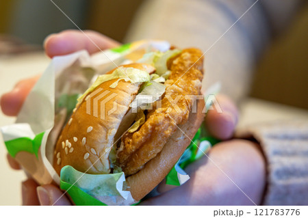 ファストフード店のチキンバーガー ファストフード店のチキンバーガー 121783776