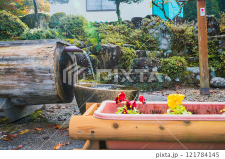 定勝寺前の水舟から流れ出る湧水【木曽郡大桑村】 定勝寺前の水舟から流れ出る湧水【木曽郡大桑村】 121784145